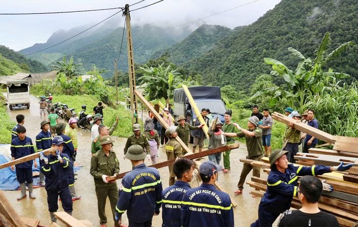 Trong gian khó, hình ảnh cán bộ, chiến sĩ Quân đội, Công an và đoàn viên thanh niên luôn có mặt ở những nơi người dân cần nhất giúp khắc phục hậu quả thiên tai, là minh chứng sinh động cho tinh thần đoàn kết, trách nhiệm và nghĩa tình quân - dân