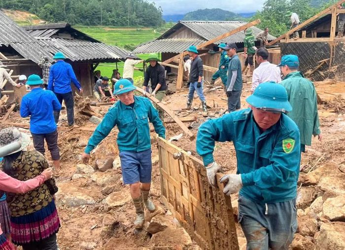 Lực lượng dân quân hỗ trợ di dời người dân, vận chuyển tài sản.