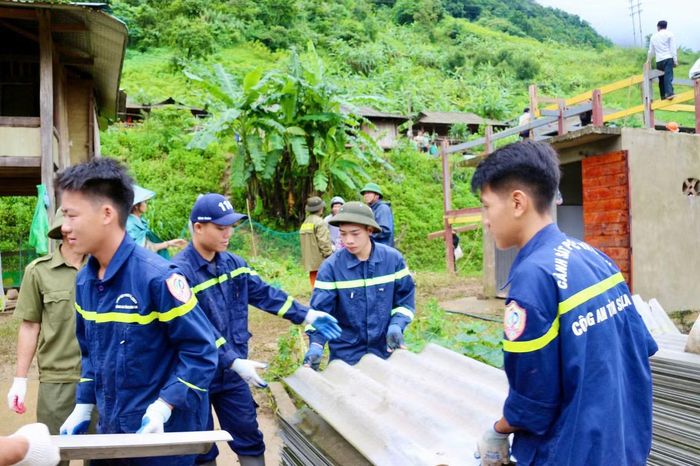 Các lực lượng không chỉ giúp khắc phục hậu quả trước mắt, còn tuyên truyền, hướng dẫn bà con nâng cao ý thức phòng, chống thiên tai. Những việc làm thiết thực ấy góp phần hạn chế thiệt hại nếu mưa lớn tiếp tục xảy ra trong những ngày tới.