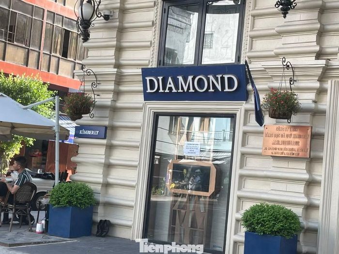 Sáng 19/7, tiệm bán kim cương Kimberly Diamond tại số 53-55-57 đường Ung Văn Khiêm, phường Cái Khế, TP. Cần Thơ của đóng chặt.