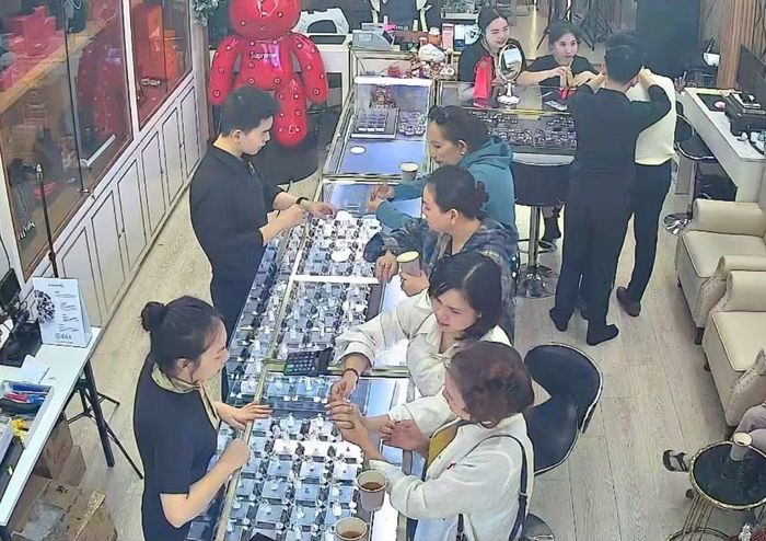 Cửa hàng Cao Hùng Diamond trong thời điểm đông khách (ảnh: FbDN).