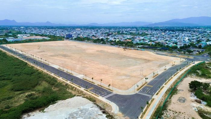 UBND TP. Đà Nẵng vừa ký quyết định cho Công ty TNHH AEON Mall Việt Nam thuê 101.800 m2 đất tại khu đất công cộng dịch vụ đô thị thuộc Khu tổ hợp thể thao, giải trí và thương mại phường Hòa Xuân để thực hiện dự án Trung tâm thương mại AEON Mall Đà Nẵng Hòa Xuân. Ảnh: DQ.
