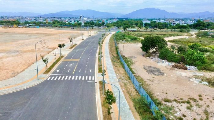 Khu đất nằm trên mặt tiền đường Trần Nam Trung, thuộc phường Hòa Xuân. Ranh giới khu đất được xác định theo trích lục bản đồ địa chính tại thửa đất số 1, tờ bản đồ số 165 do Văn phòng Đăng ký đất đai Đà Nẵng xác lập ngày 10/6/2026.