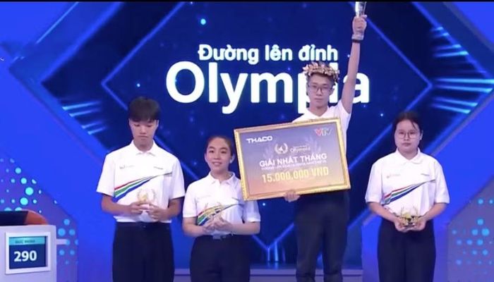 Đức Minh và Ngọc My (thứ nhất bên phải ảnh) sẽ cùng vào thi quý III Olympia 26.