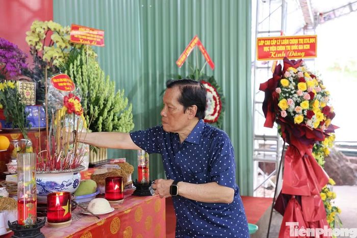 Ông Lê Chí Công thắp hương trước bia tưởng niệm mẹ - Anh hùng LLVTND, liệt sĩ Lê Thị Riêng. Ảnh: Nguyễn Tiến