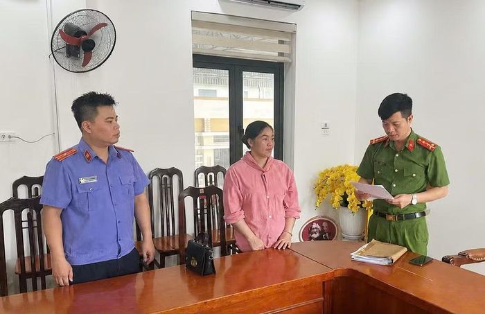 Cơ quan Công an và Viện Kiểm sát viên tống đạt quyết định khởi tố bị can đối với Bùi Thị Thon.