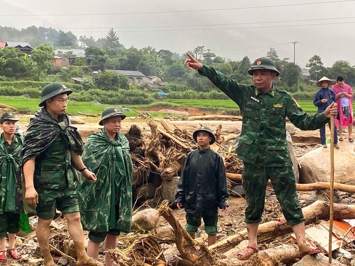 Đại tá Nguyễn Ngọc Ánh, Phó Chỉ huy trưởng, Tham mưu trưởng Bộ đội Biên phòng tỉnh Lai Châu chỉ đạo cán bộ, chiến sĩ tham gia công tác cứu nạn, cứu hộ ở xã Mường Than.
