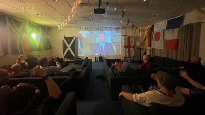 Các CĐV kiêm nhà nghiên cứu Nam Cực ngồi xem World Cup ở Trạm Rothera.