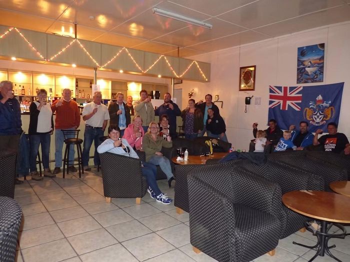 Albatross Bar - quán bar duy nhất trên đảo, là nơi mọi người tụ tập xem bóng đá.