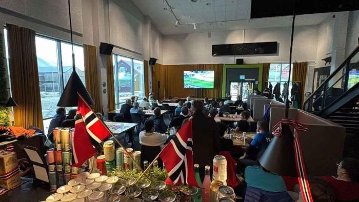 Người dân Longyearbyen tụ tập cổ vũ cho đội tuyển Na Uy ở trận tứ kết gặp Anh.