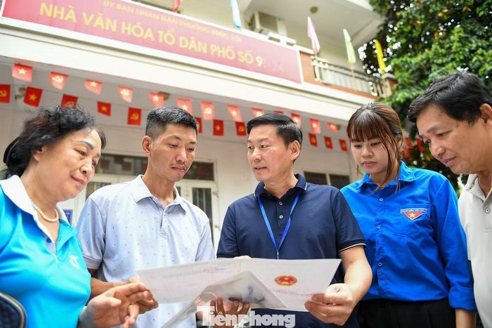 Chiến dịch cao điểm 45 ngày hoàn thiện cơ sở dữ liệu quốc gia về đất đai đang được triển khai tại Hà Nội. Tại phường Phúc Lợi, đoàn viên, thanh niên cùng các lực lượng ở cơ sở hỗ trợ người dân hoàn thiện hồ sơ ngay từ những bước đầu tiên.
