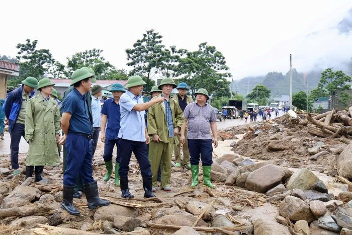 Thứ trưởng Bộ Nông nghiệp và Môi trường Nguyễn Hoàng Hiệp chỉ đạo công tác khắc phục hậu quả mưa lũ tại xã Mường Than