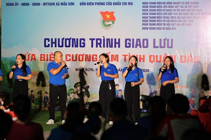 Đoàn viên, thanh niên các đơn vị giao lưu tại chương trình Lửa Biên cương - Ấm tình quân dân.