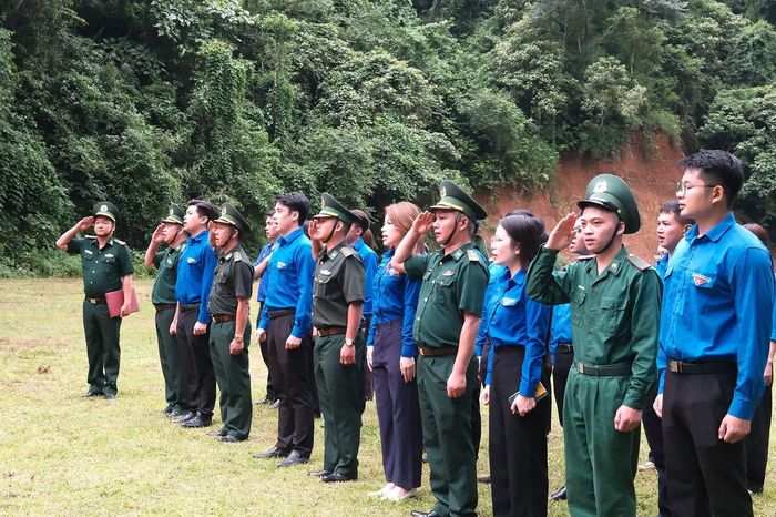 Các đại biểu, đoàn viên thanh niên tham gia lễ chào cờ "Tôi yêu Tổ quốc tôi" bên cột mốc 626. Ảnh: CTV