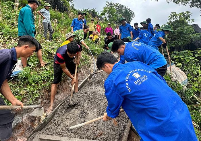Sinh viên tình nguyện cùng tuổi trẻ địa phương xây dựng tuyến đường thanh niên. Ảnh: CTV