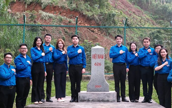 Đoàn viên Ban Công tác Thanh thiếu nhi bên cột mốc 626. Ảnh: CTV