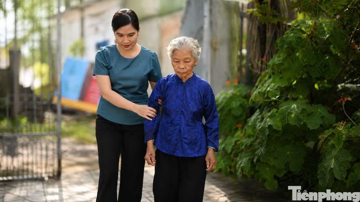 Bà Lệ được Nhà nước công nhận là vợ liệt sĩ, khép lại hành trình chờ đợi kéo dài 58 năm. Ảnh: Nguyễn Tiến
