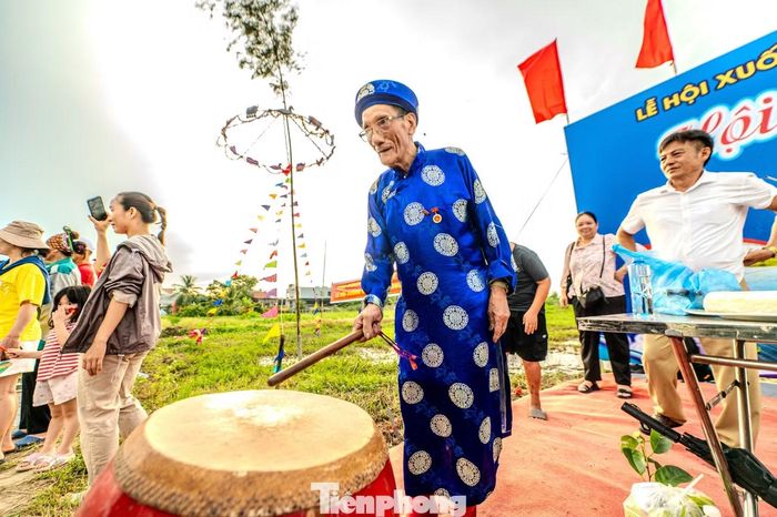 Trên bờ chủ tế liên tục đánh trống để cổ vũ cho các đội thi.