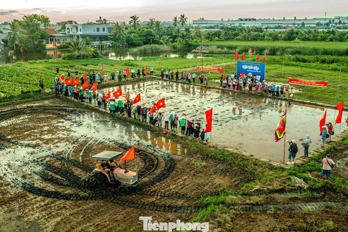 Lễ hội xuống đồng năm nay được tổ chức vào 2 ngày (18 và 19/7). Ngày chính hội (6/6 âm lịch), từ tờ mờ sáng, người dân đã í ới gọi nhau ra ruộng phía trước đình Cốc để tham gia nghi lễ cấy xuống đồng và cuộc thi cấy.