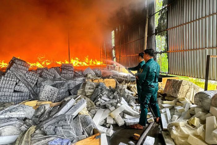 Ban Chỉ huy quân sự xã Trừ Văn Thố hỗ trợ dập lửa. Ảnh: Người dân cung cấp.