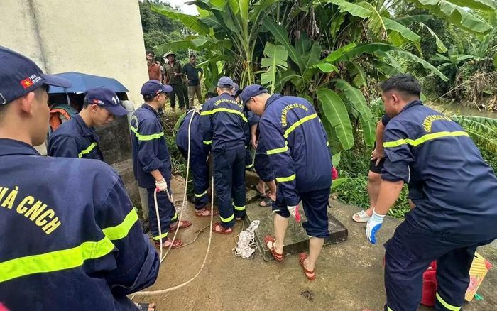 Lực lượng cứu hộ đưa 4 người thương vong trong bể nước ra ngoài. Ảnh: Công an Cao Bằng