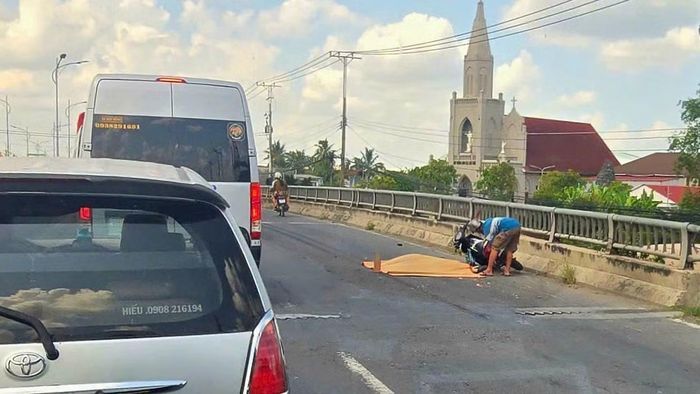 Hiện trường vụ tai nạn trên cầu khiến một người tử vong.