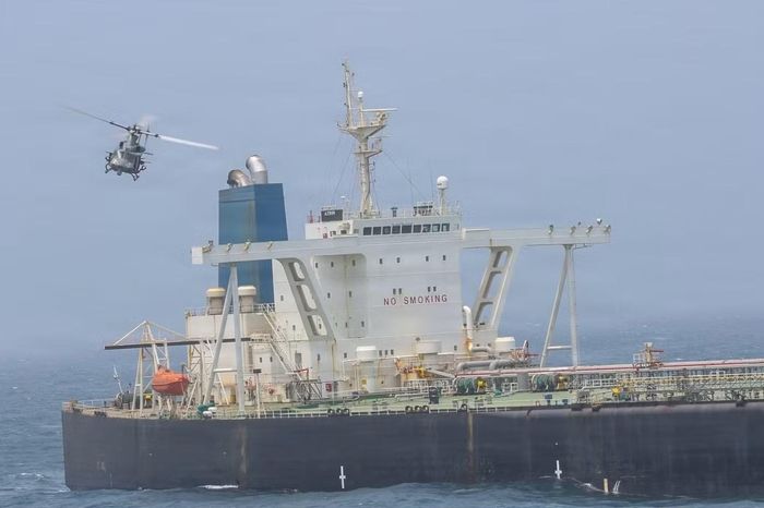 Một tàu ở Vịnh Oman đã bị lực lượng Mỹ khám xét như một phần của chiến dịch phong tỏa mới đối với các cảng của Iran. (Ảnh: Getty Images)