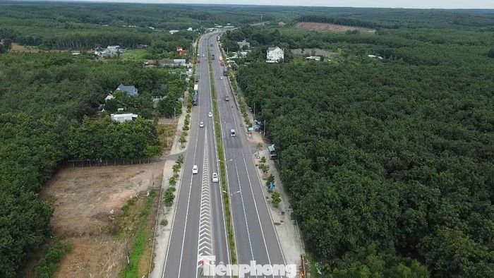 Tuyến đường phía bên xã Bắc Tân Uyên hai hàng cây xanh tươi tốt đồng đều
