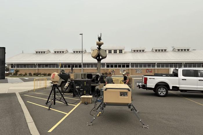 Những thiết bị chống drone được bố trí bên ngoài sân MetLife.