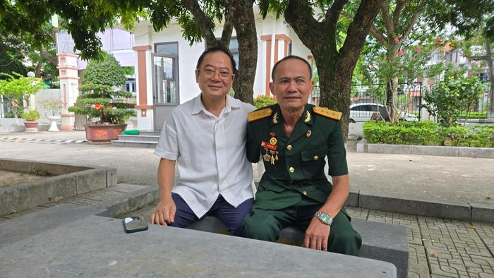 Ông Lê Xuân Sơn, nguyên Tổng Biên tập báo Tiền Phong, thăm người bạn đồng niên là thương binh Bùi Văn Tuyển tại Trung tâm nuôi dưỡng, điều dưỡng người có công Thanh Hóa nhân dịp ngày Thương binh - Liệt sĩ 27/7.
