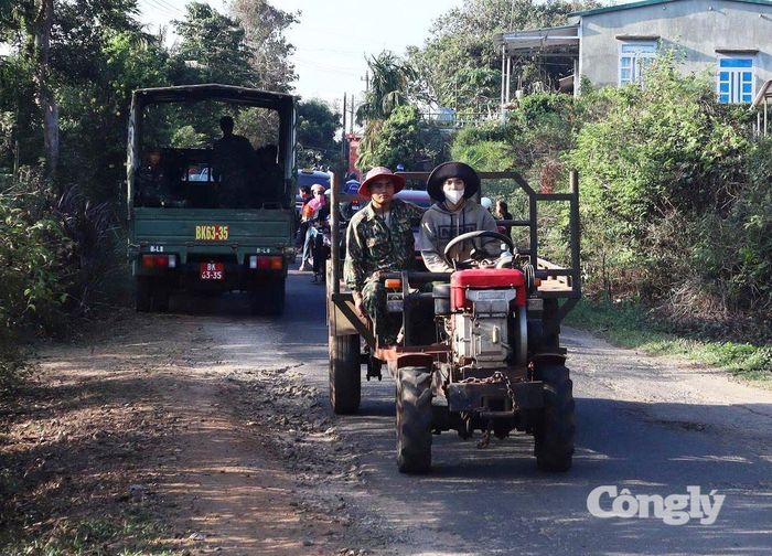 Xe máy cày là phương tiện được người dân Đắk Lắk sử dụng chính trong thu hoạch nông sản.