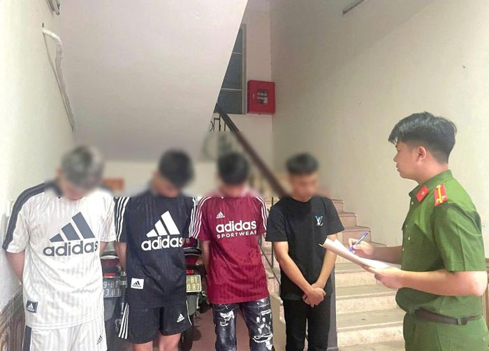 Cơ quan Công an làm việc với nhóm thanh thiếu niên gây mất an ninh trật tự trên đường Nguyễn Văn Linh. (Ảnh: CAHY).