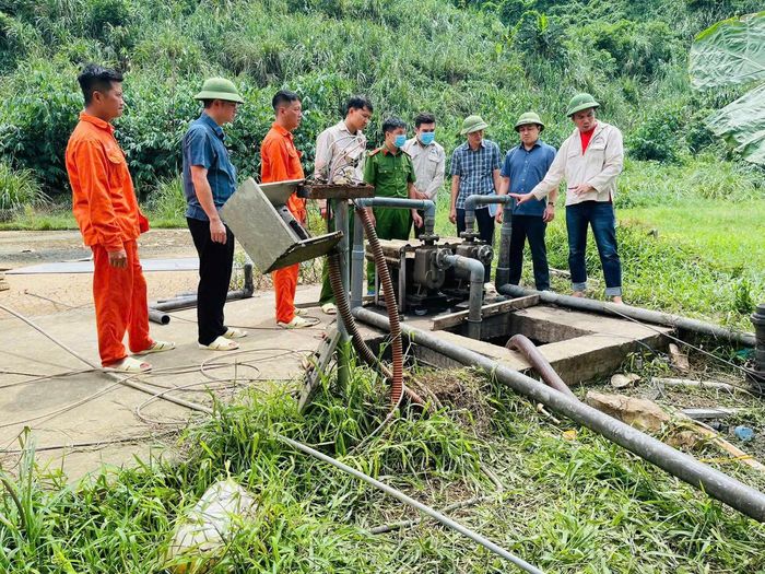 Khu vực nơi anh V bị điện giật rơi xuống hố.
