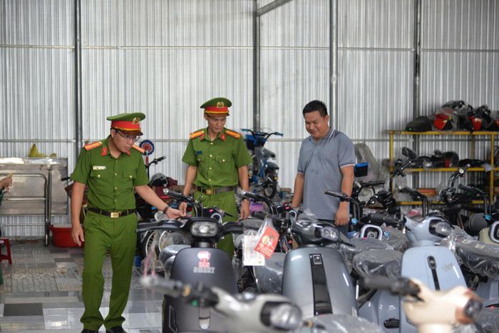Lực lượng chức năng thường xuyên phối hợp, tuyên truyền đến với người dân, chủ cơ sở bán xe đạp, xe máy điện về tính nguy hiểm của việc độ chế xe.