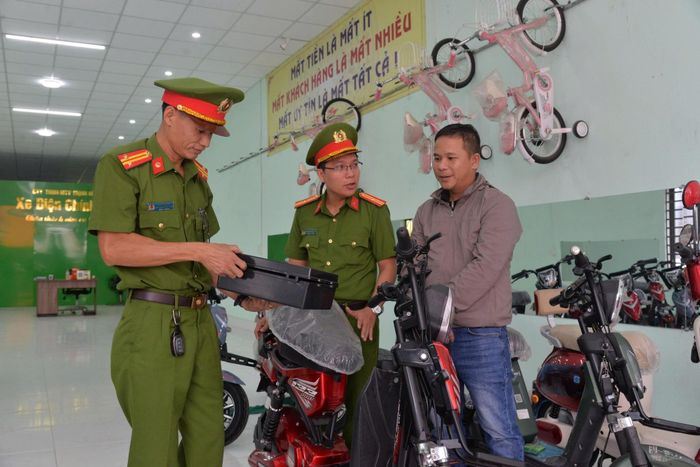 Tuyên truyền đến chủ cửa hàng nói không với bán xe độ chế.