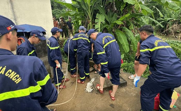 Lực lượng chức năng khẩn trương cứu hộ nạn nhân bị ngạt khí trong bể chứa nước. (Ảnh: Công an Cao Bằng).