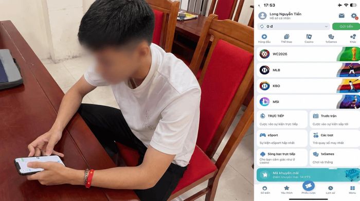 Đối tượng Nguyễn Tiến Long cùng giao diện ứng dụng đánh bạc trực tuyến.