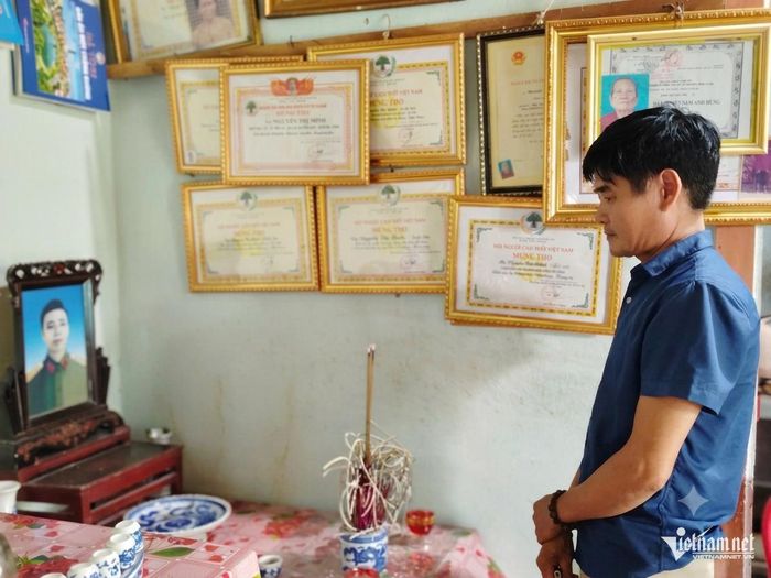 Anh Nguyễn Văn Dưng hiện đang thờ phụng liệt sĩ Lê Ngọc Long.
