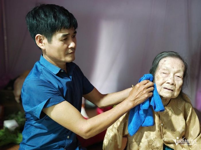 10 năm qua, anh Dưng là người chăm sóc cụ Minh.