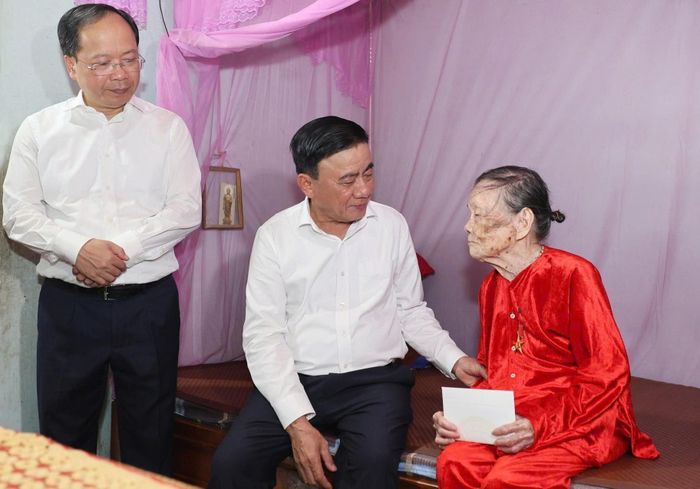 Thường trực Ban Bí thư Trần Cẩm Tú và Bí thư Tỉnh ủy Hà Tĩnh Nguyễn Duy Lâm thăm hỏi, tặng quà cho Bà mẹ Việt Nam anh hùng Nguyễn Thị Minh dịp 30/4 vừa qua. Ảnh: UBND xã Sơn Tiến cung cấp
