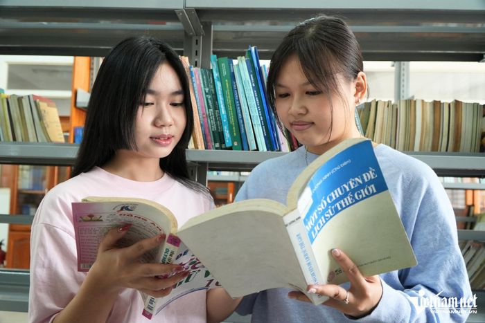 Ngọc Trâm (bên phải) cùng bạn trên thư viện trường. Ảnh: Hoàng Anh