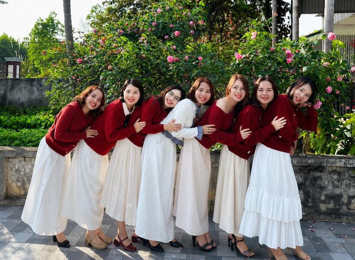 Mỗi khi nhà có việc là 7 cô con gái đều có mặt đầy đủ