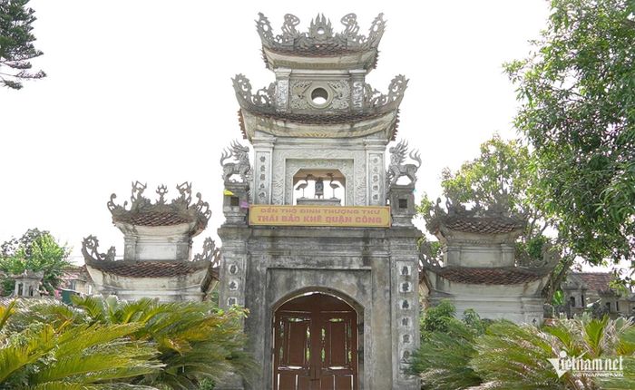 Cổng tam quan đền thờ Đinh Bạt Tụy. Ảnh: T.T