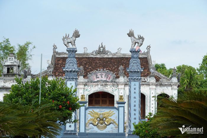 Qua cổng tam quan là nghi môn với 2 cột trụ biểu đắp hình nghê chầu, mở ra không gian linh thiêng trước khu chính điện.