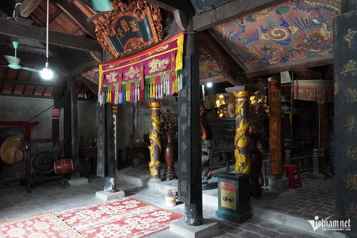 Quang cảnh hạ điện đền thờ. Ảnh: T.T