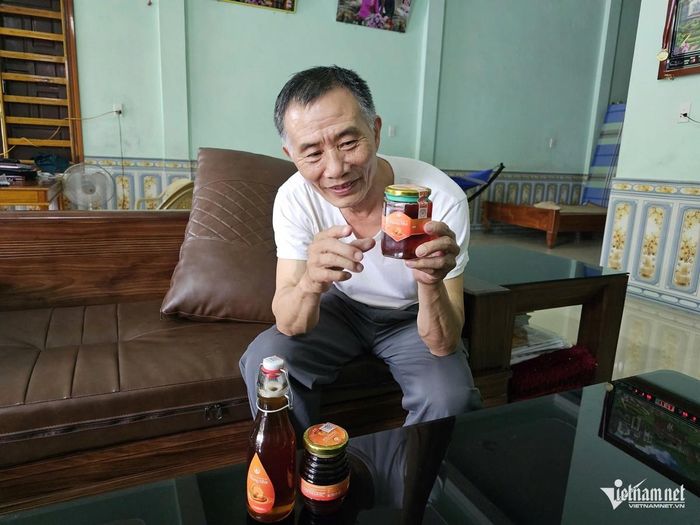 Lãnh đạo HTX Nuôi ong lấy mật vùng đệm Vườn quốc gia Phong Nha - Kẻ Bàng giới thiệu về sản phẩm mật ong. Ảnh: Hải Sâm