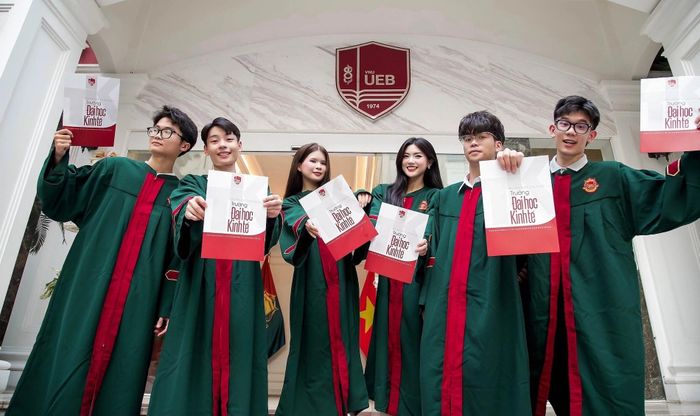 Sinh viên trường Đại học Kinh tế, Đại học Quốc gia Hà Nội. Ảnh: Fanpage trường