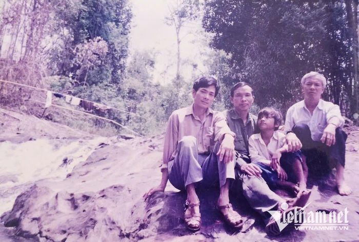 Ông Thông (ngoài cùng bên trái) cùng đồng đội trong chuyến tìm kiếm hài cốt liệt sĩ năm 1997. Ảnh: Mỹ Dung