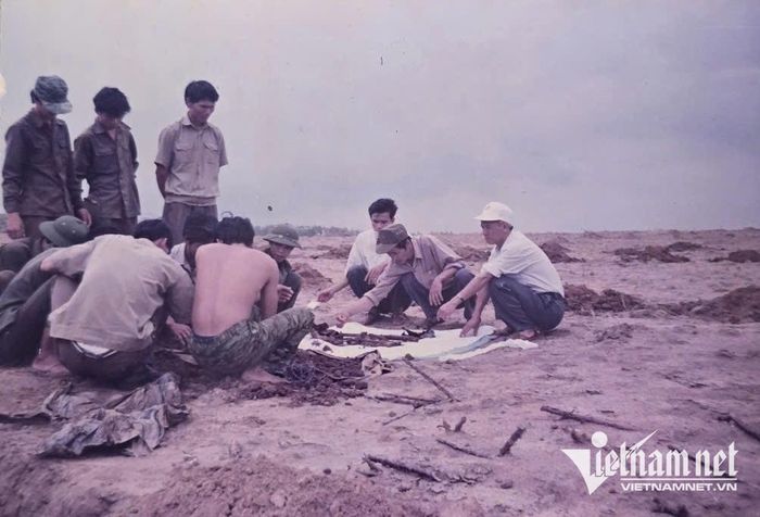 Ông Thông (đội mũ thứ hai từ phải sang) cùng đồng đội vào Tây Nguyên năm 1997. Ảnh: Mỹ Dung