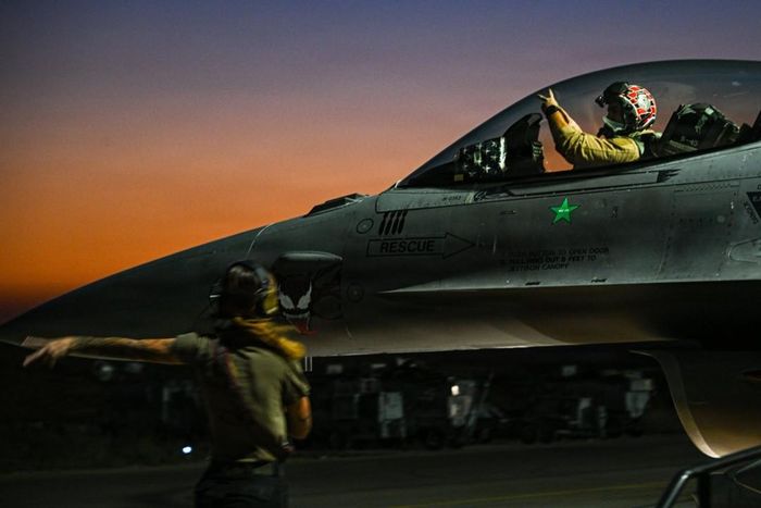 Máy bay Mỹ xuất kích để tấn công các mục tiêu Iran. Ảnh: CENTCOM
